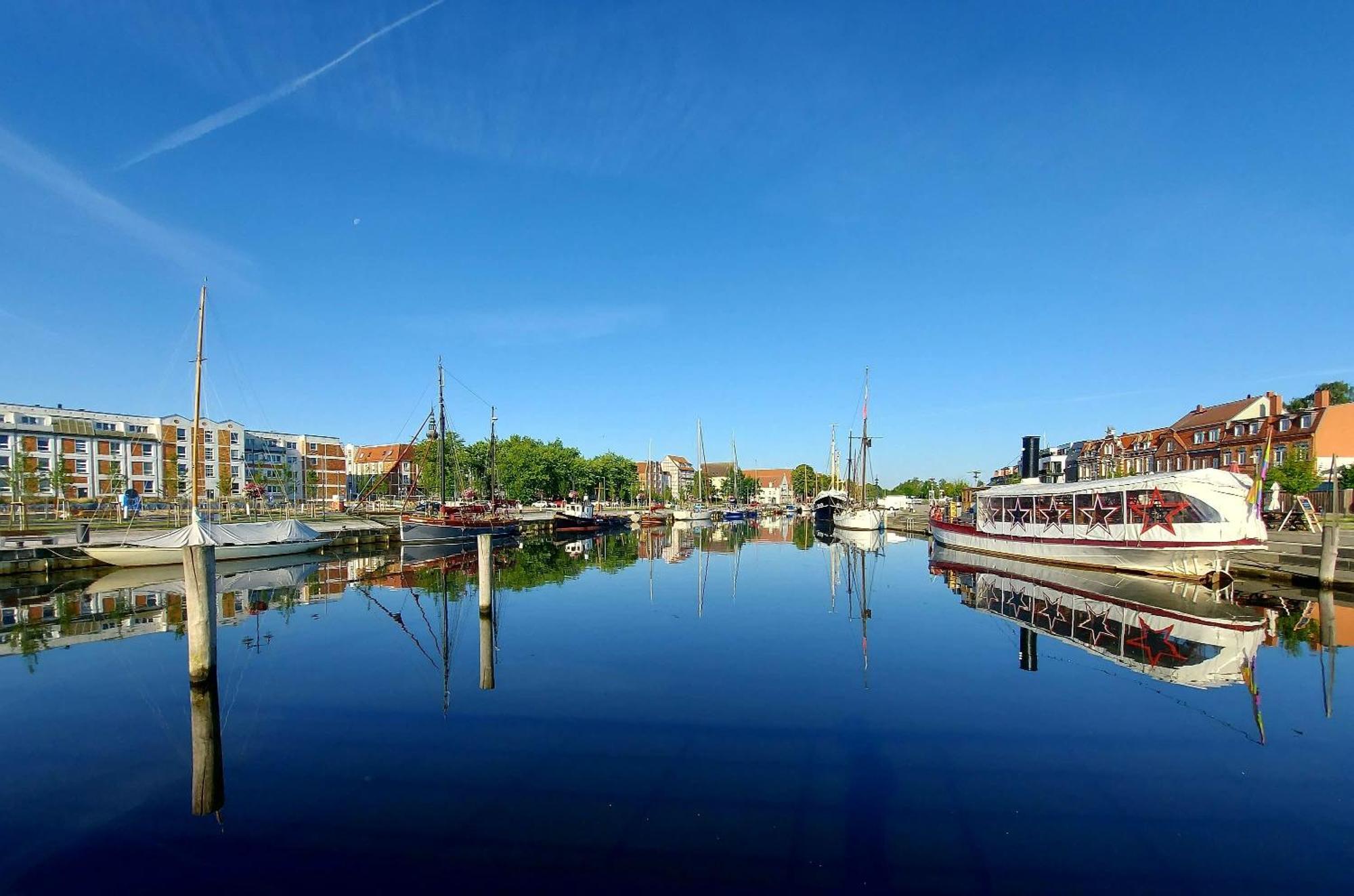 Hochwertige Ferienwohnung Direkt Am Wasser Mit Balkon ไกรฟ์สวัลด์ ภายนอก รูปภาพ