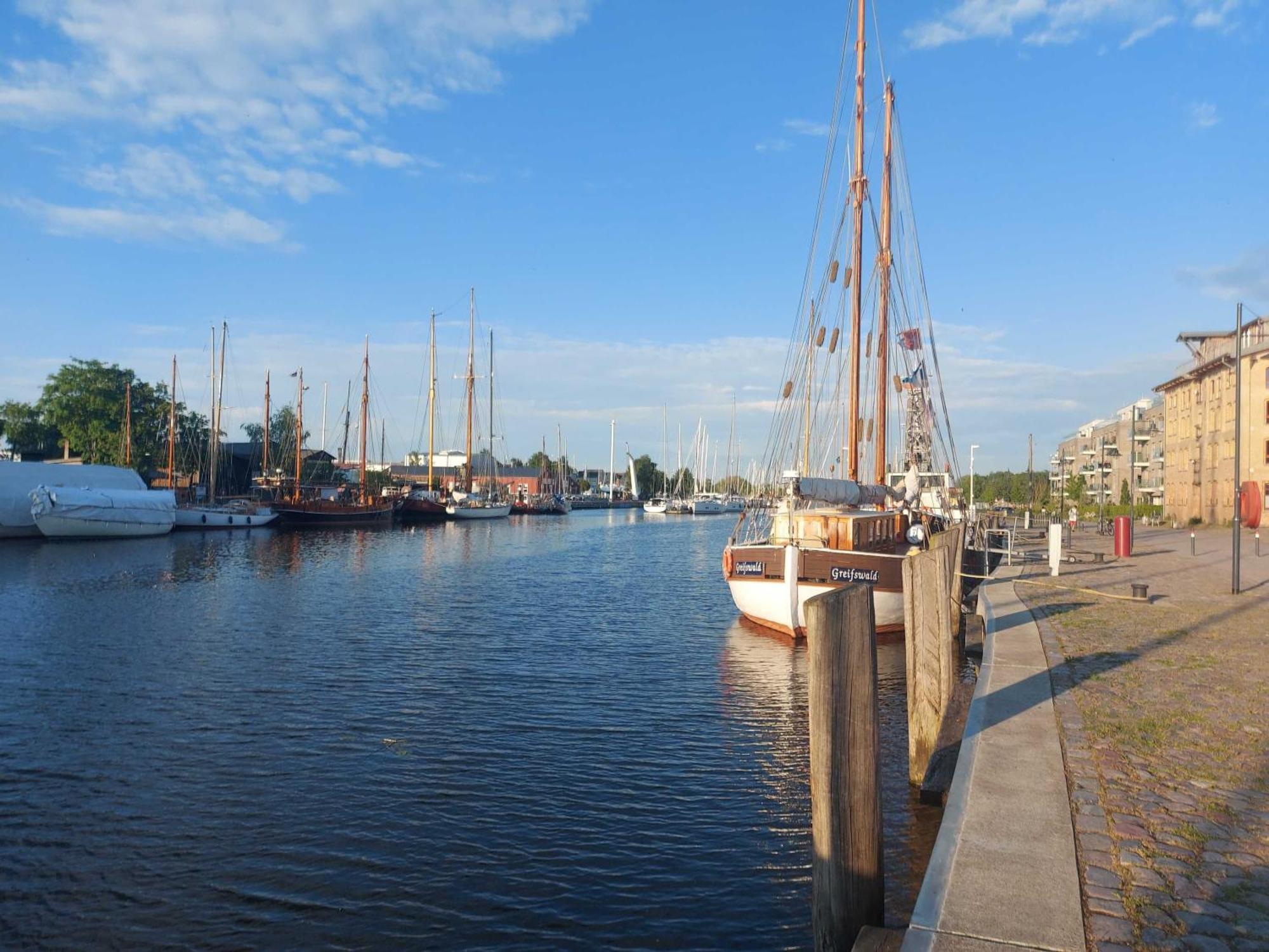 Hochwertige Ferienwohnung Direkt Am Wasser Mit Balkon ไกรฟ์สวัลด์ ภายนอก รูปภาพ